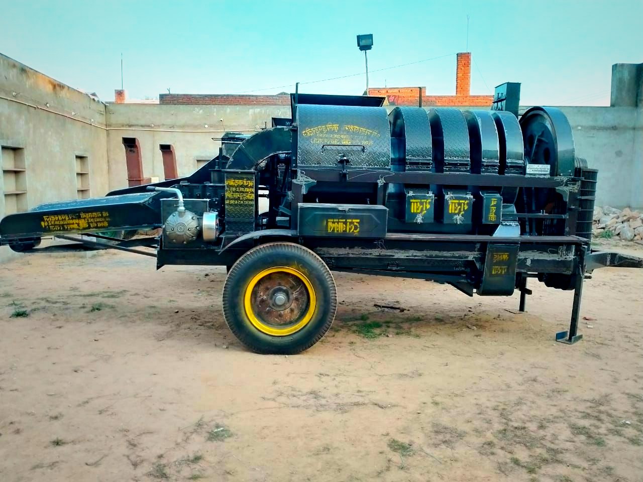 Mahalaxmi multi-crop agricultural thresher